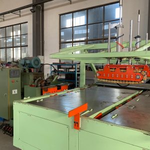Automatic pipe threading machine