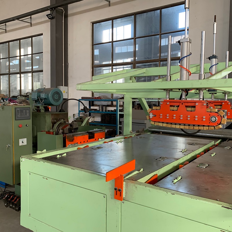Automatic pipe threading machine