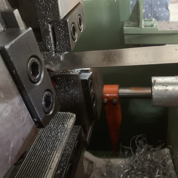 Automatic pipe threading machine