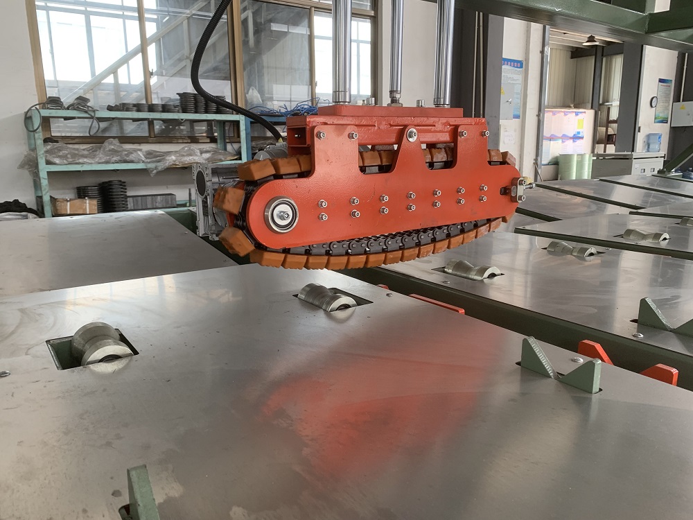 Automatic pipe threading machine
