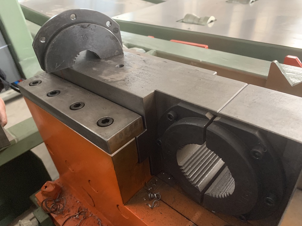 Automatic pipe threading machine