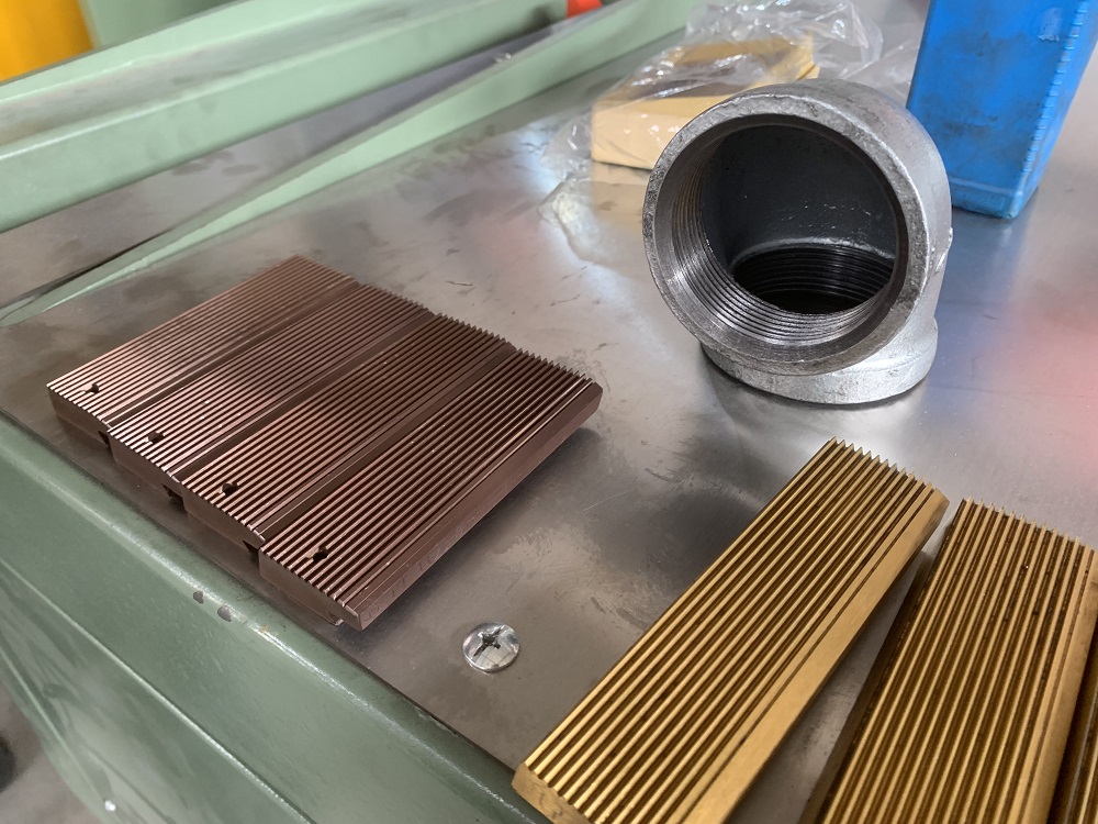 Automatic pipe threading machine