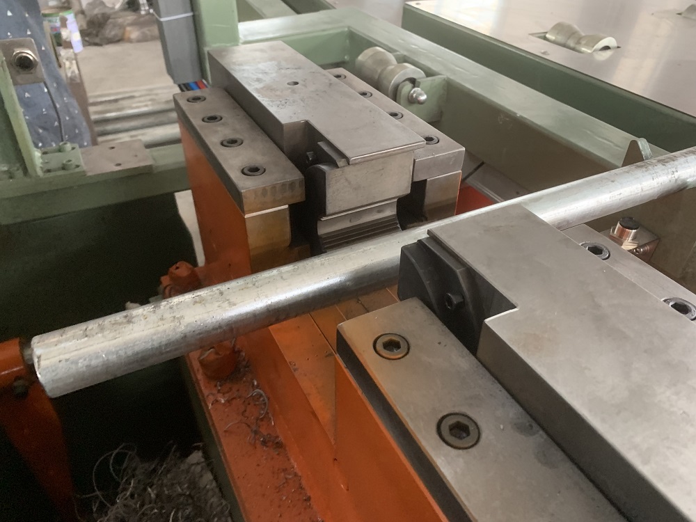 Automatic pipe threading machine