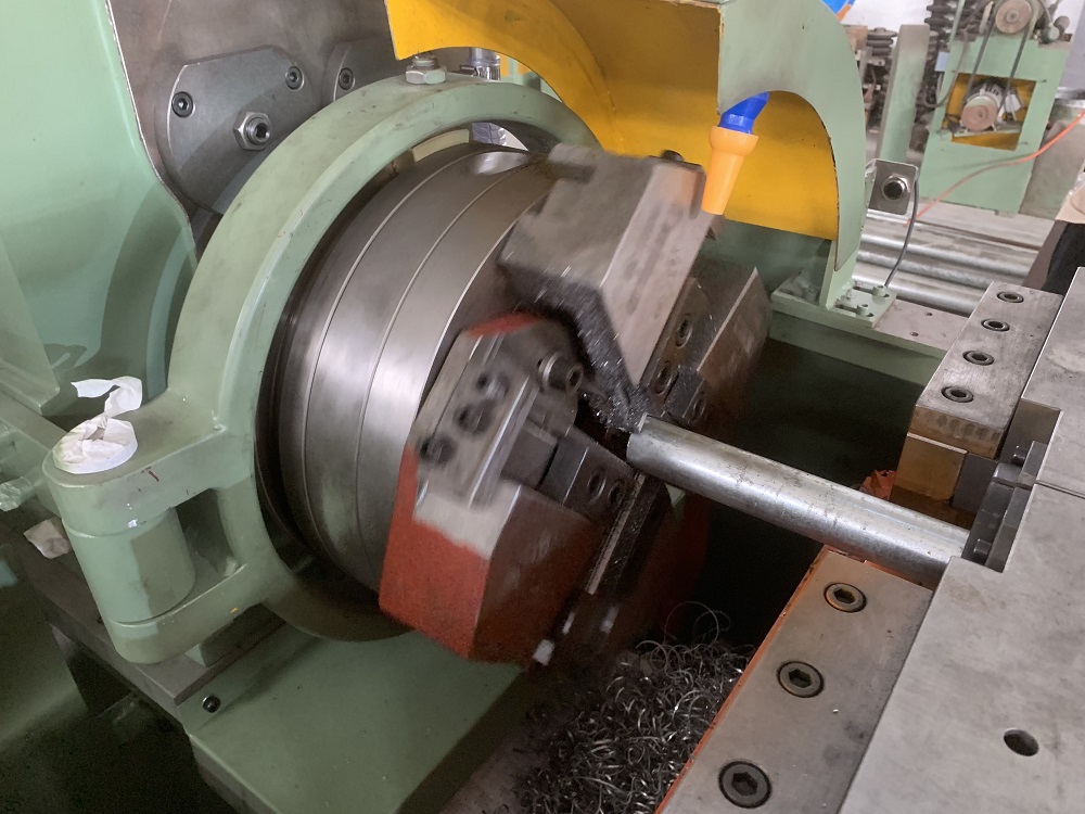 Automatic pipe threading machine
