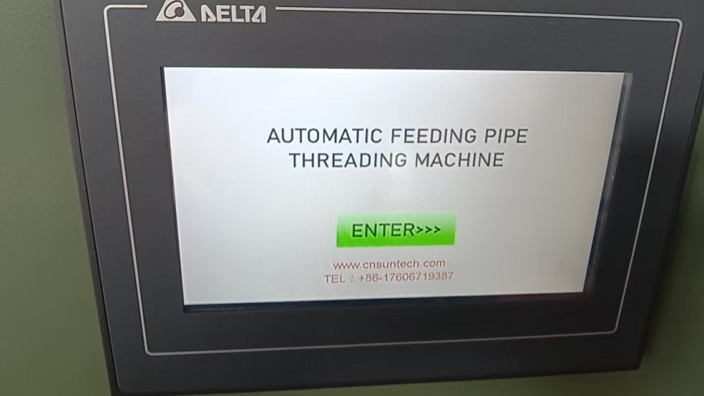 Automatic pipe threading machine
