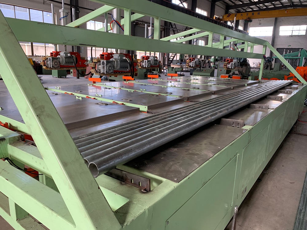 Automatic pipe threading machine
