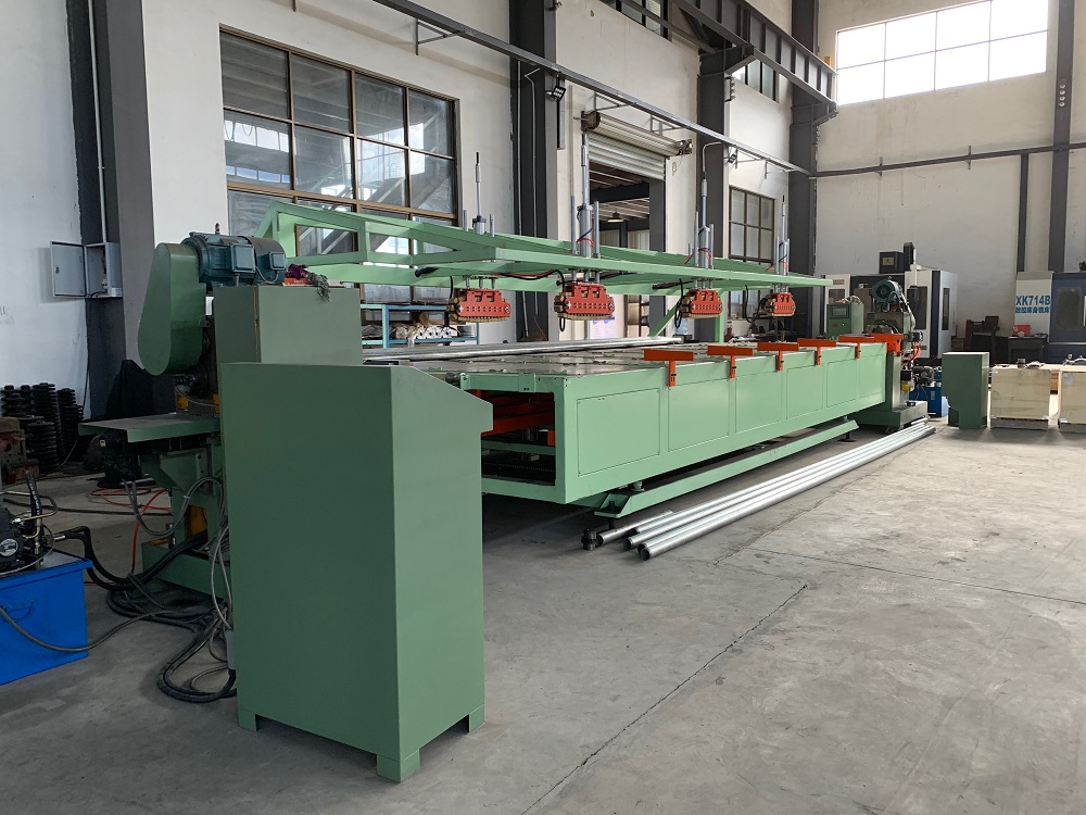 Automatic pipe threading machine