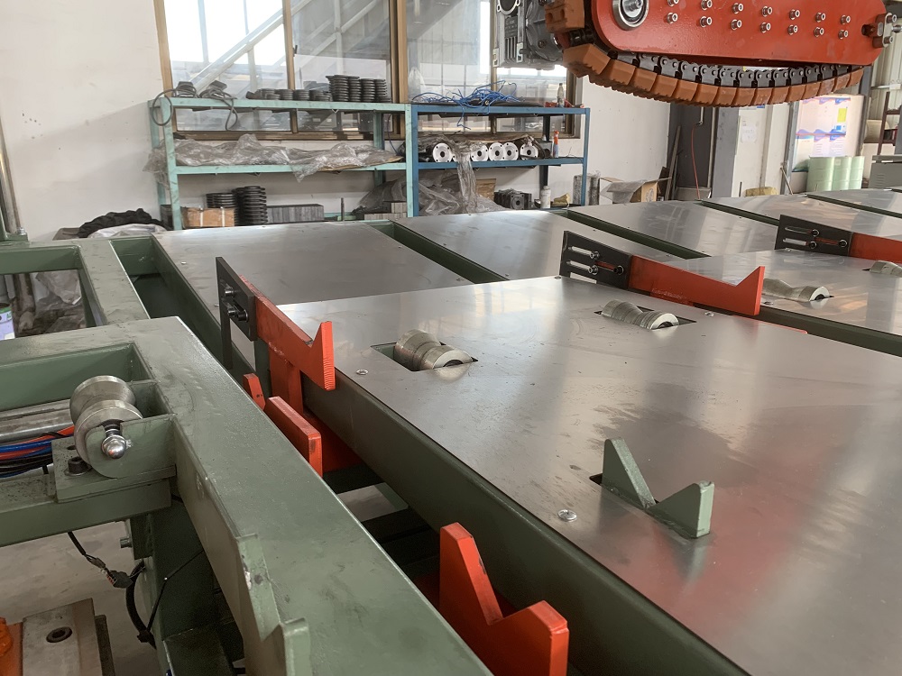 Automatic pipe threading machine