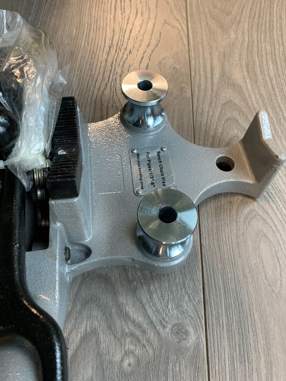 Bench chain vise