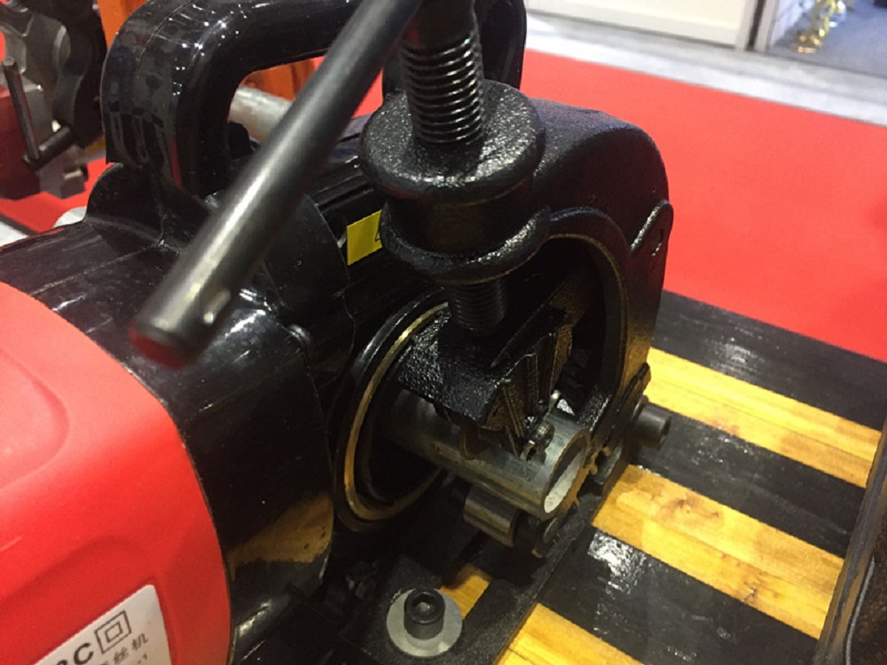 Hand hold portable pipe threader