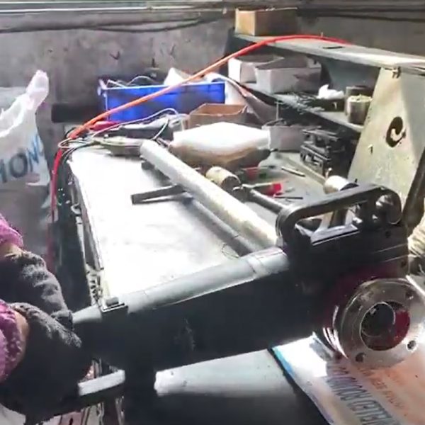 Hand hold portable pipe threader
