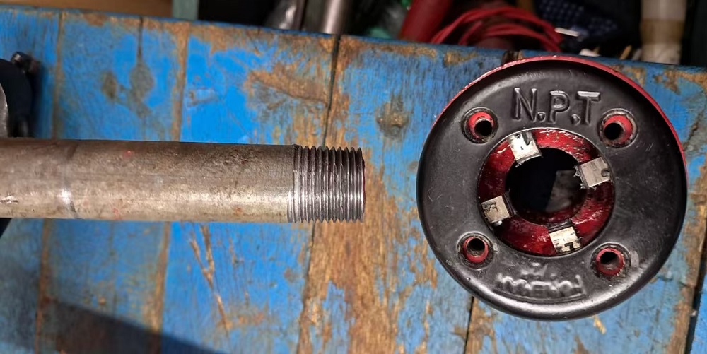 Hand hold portable pipe threader