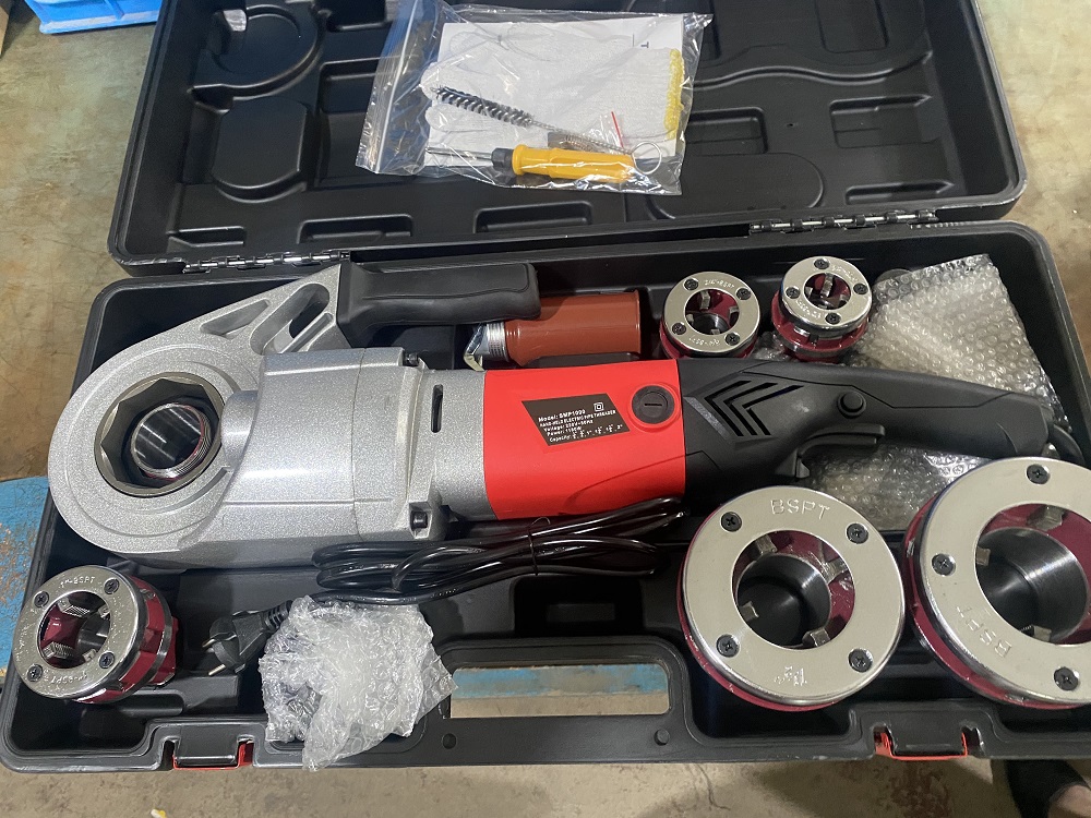 Hand hold portable pipe threader