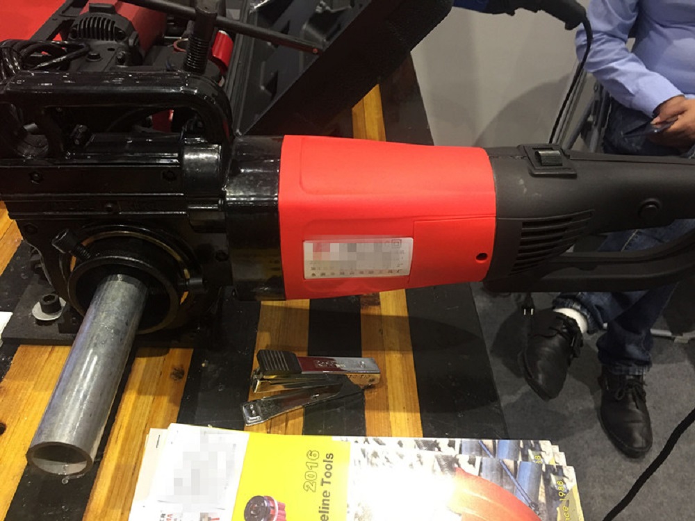 Hand hold portable pipe threader