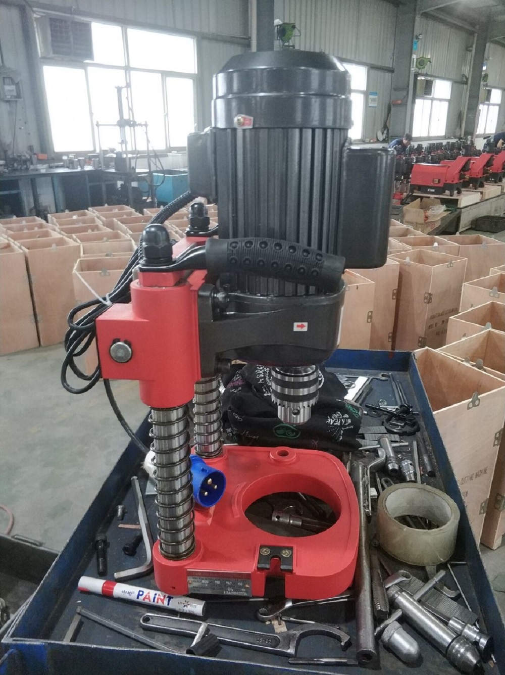 Hole cutting machine