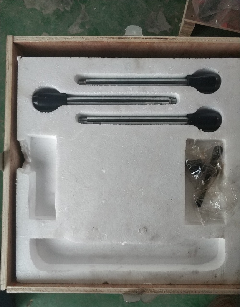 Hole cutting machine