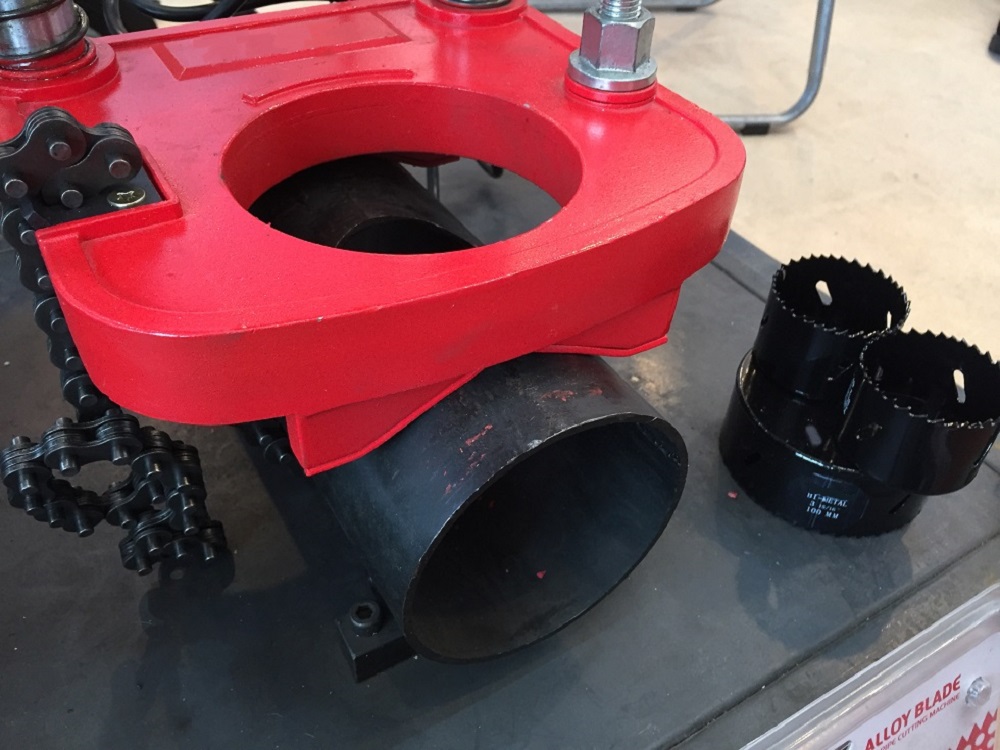 Hole cutting machine