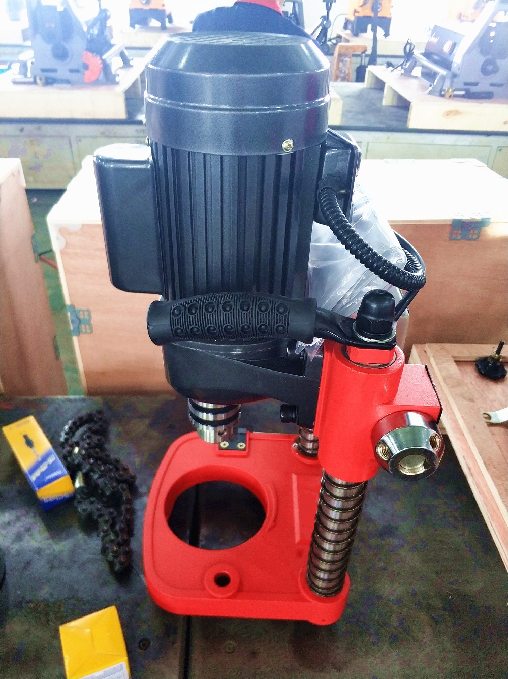 Hole cutting machine