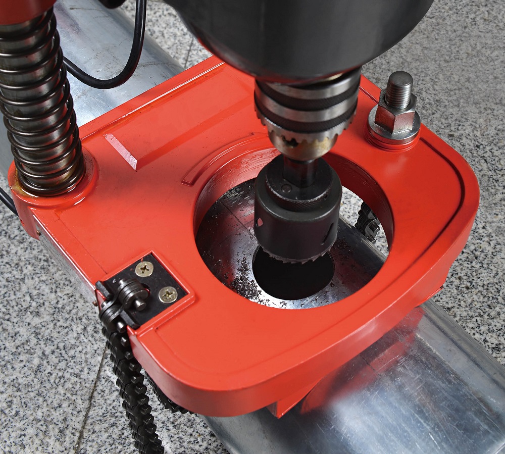Hole cutting machine