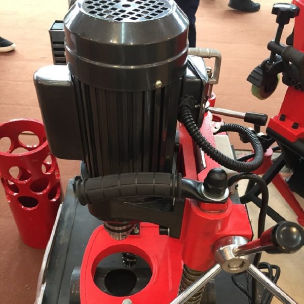 Hole cutting machine