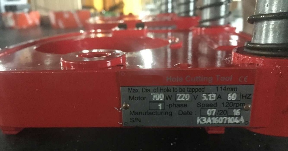 Hole cutting machine