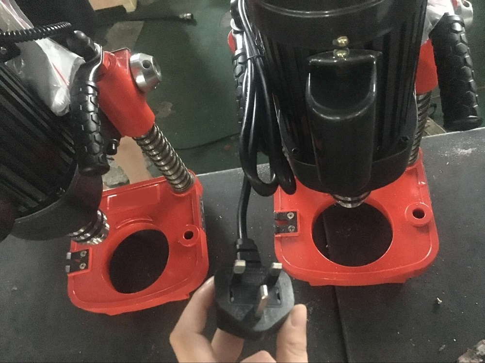 Hole cutting machine