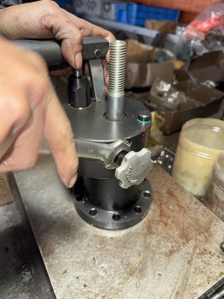 How to fix the pipe grooving machine hydraulic pump if the cylinder do not work
