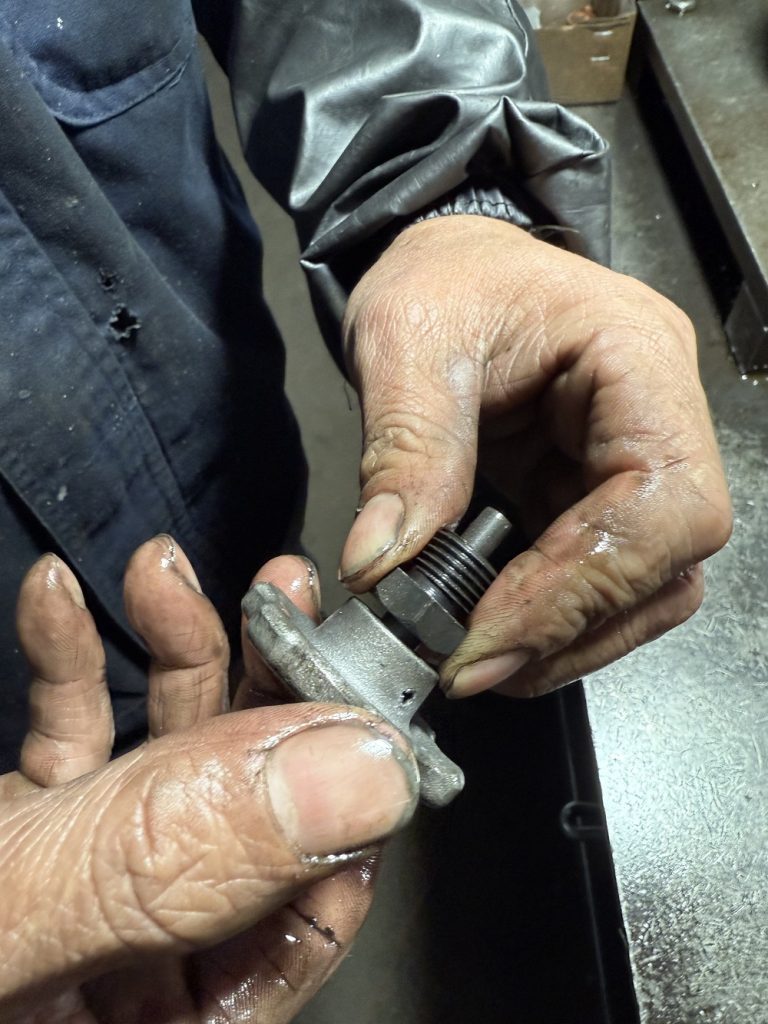 How to fix the pipe grooving machine hydraulic pump if the cylinder do not work