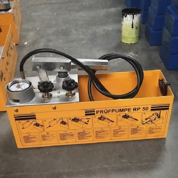 Manual pipe test pump