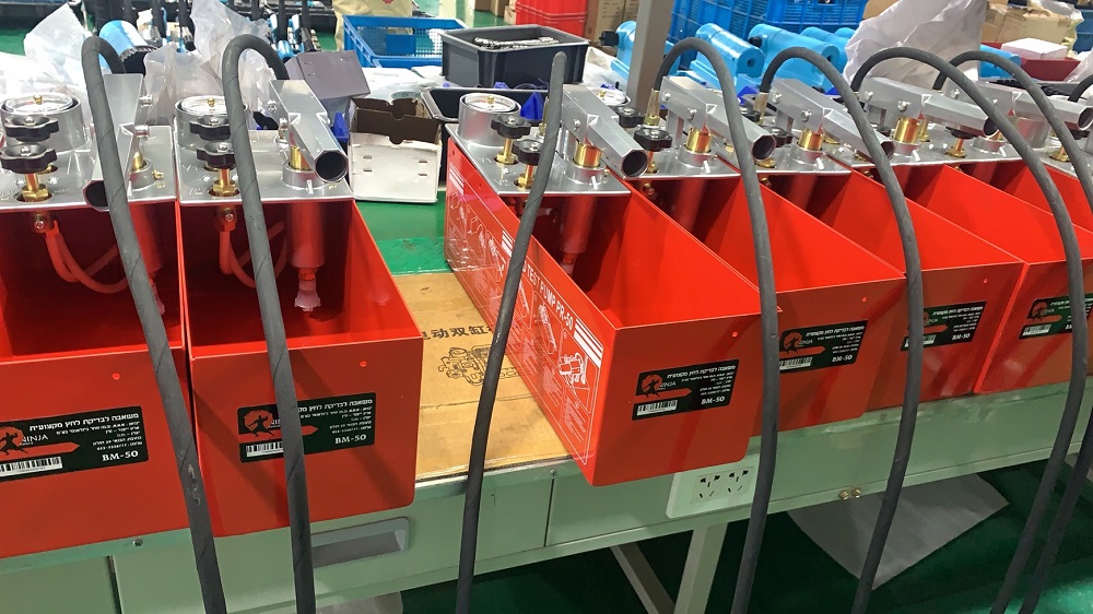 Manual pipe test pump