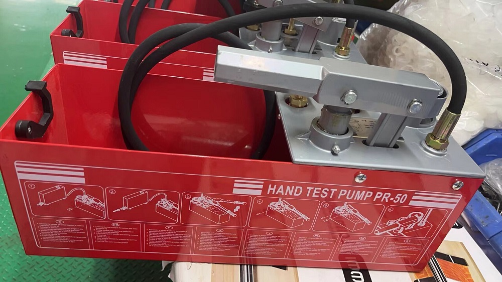 Manual pipe test pump