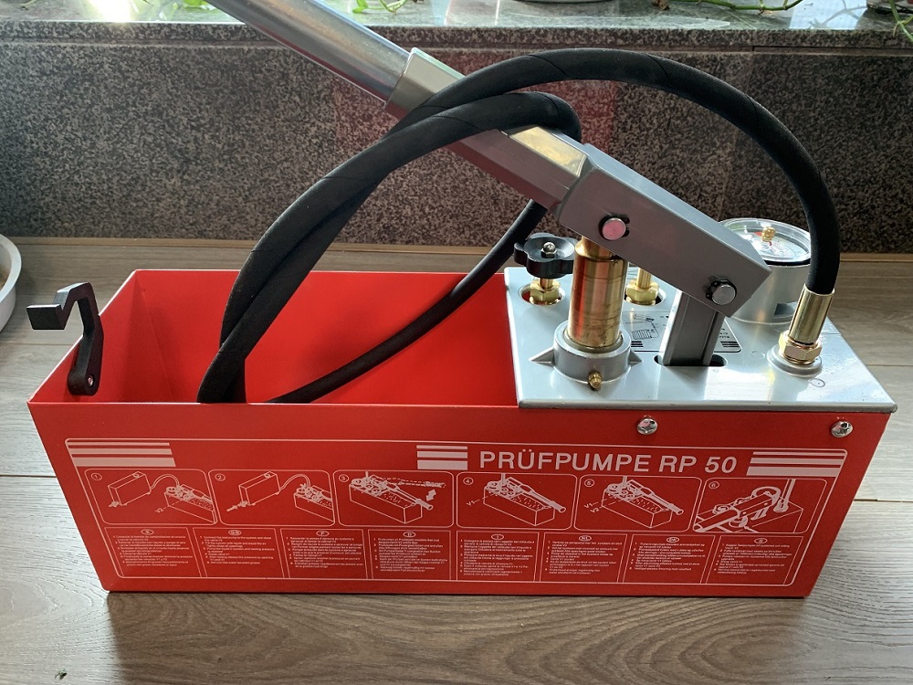 Manual pipe test pump
