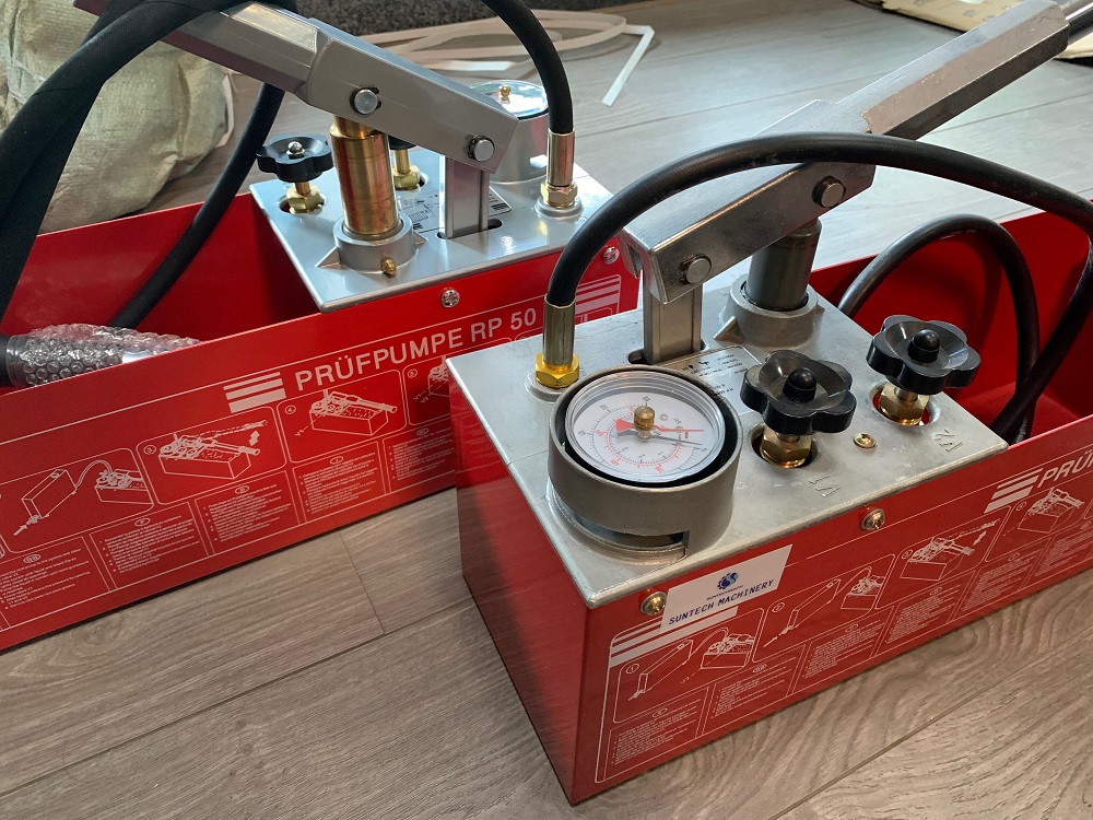 Manual pipe test pump