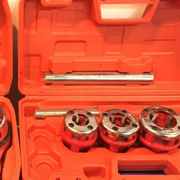 Manual ratchet pipe threader
