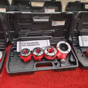 Manual ratchet pipe threader