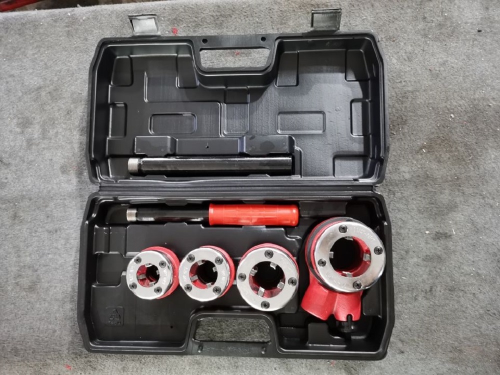 Manual ratchet pipe threader