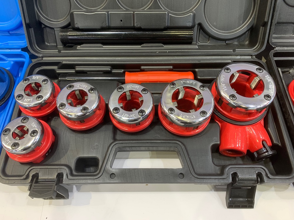 Manual ratchet pipe threader