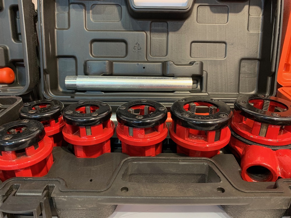 Manual ratchet pipe threader