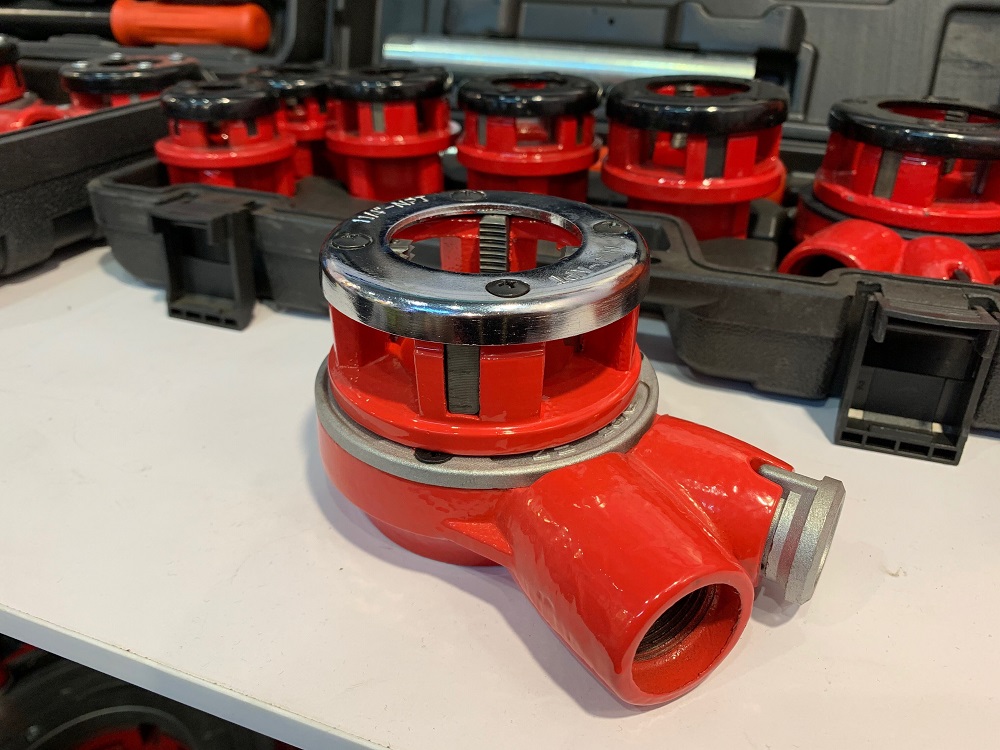 Manual ratchet pipe threader