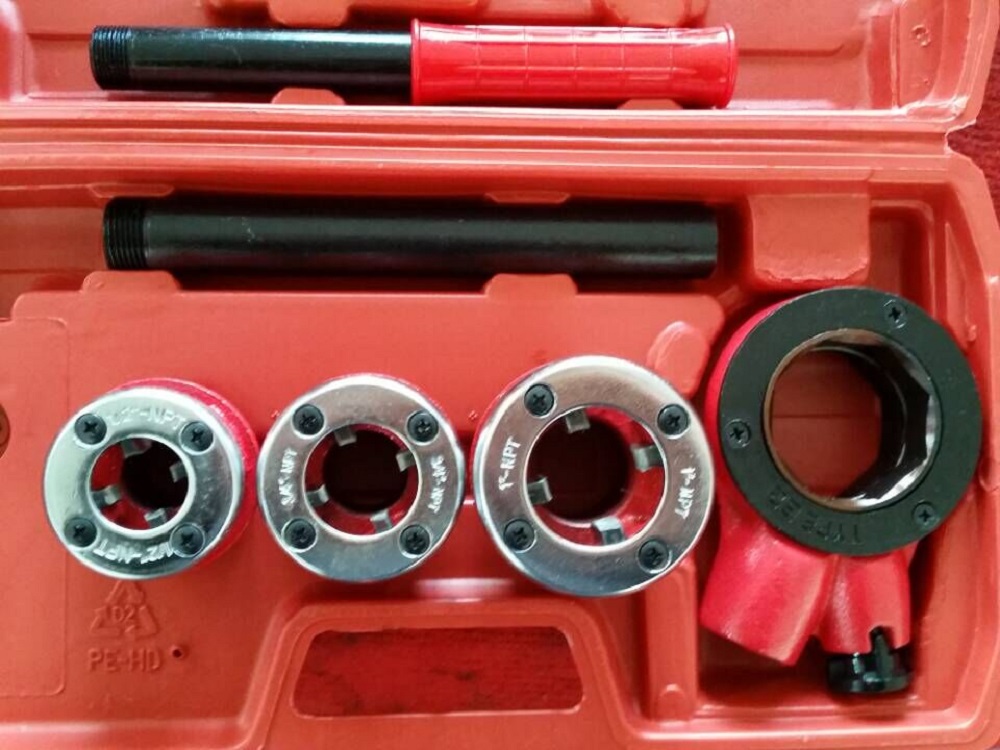 Manual ratchet pipe threader