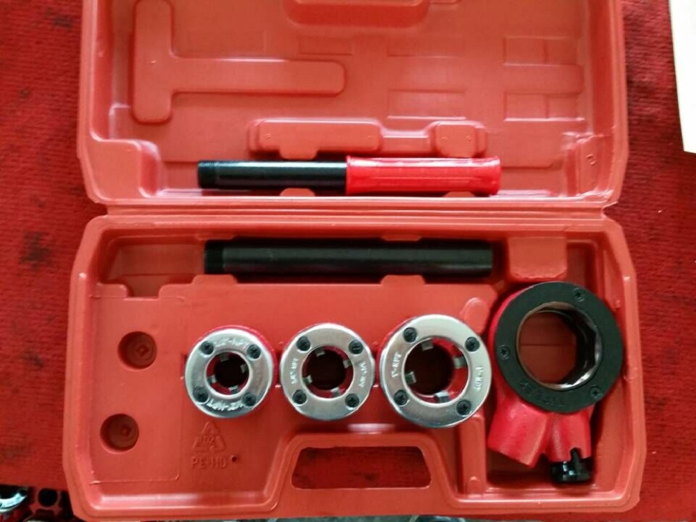 Manual ratchet pipe threader