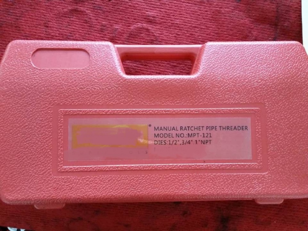 Manual ratchet pipe threader