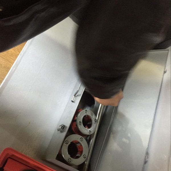 Manual ratchet threader interchangeable with 12R RIDGID dies