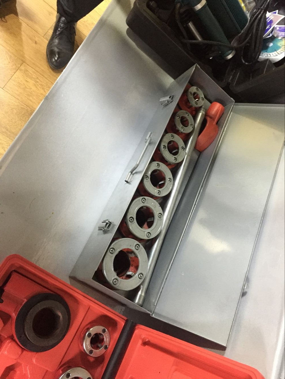 Manual ratchet threader interchangeable with 12R RIDGID dies