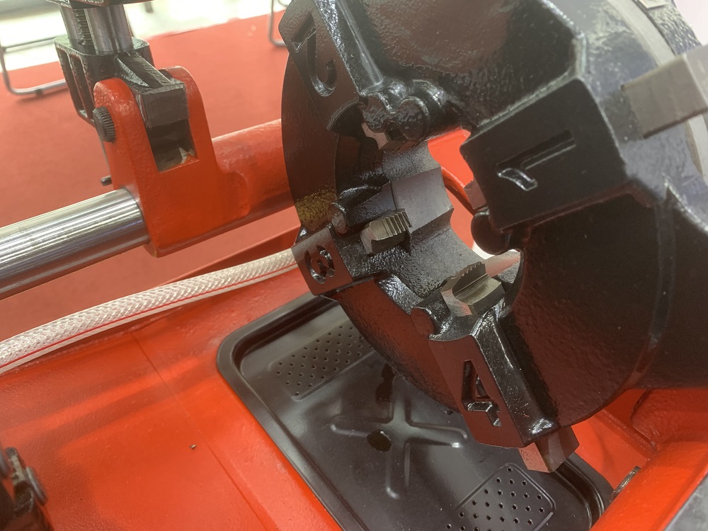 Permanent magnetic motor pipe threading machine