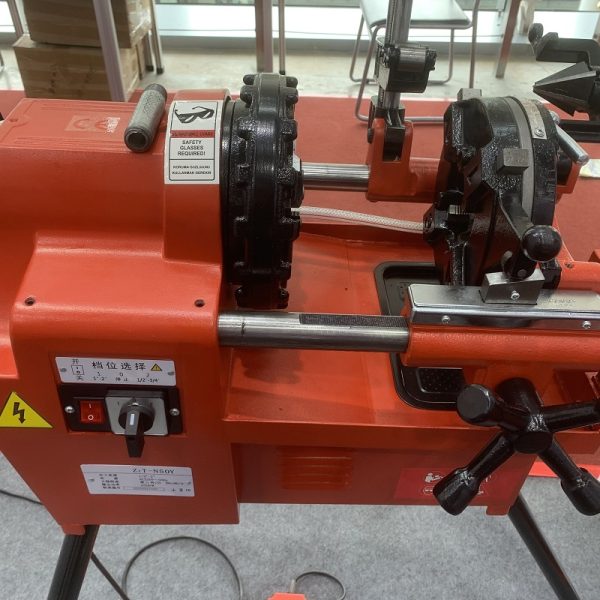 Permanent magnetic motor pipe threading machine