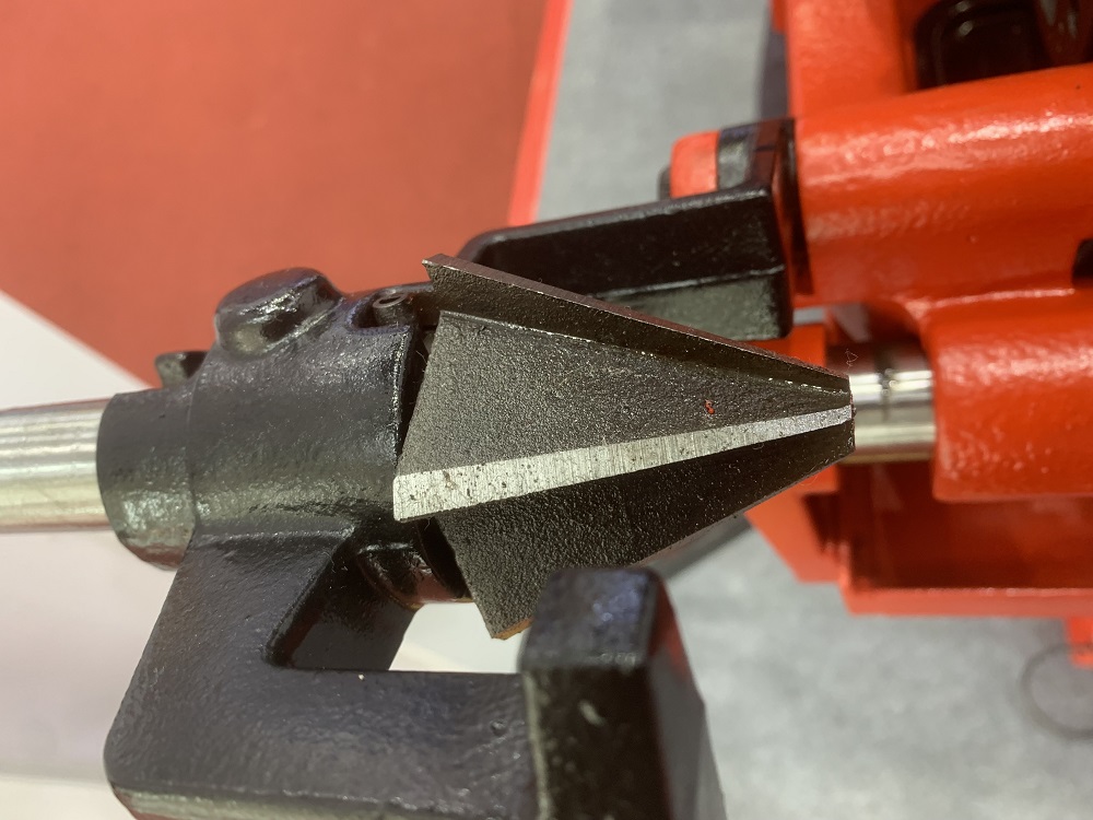 Permanent magnetic motor pipe threading machine