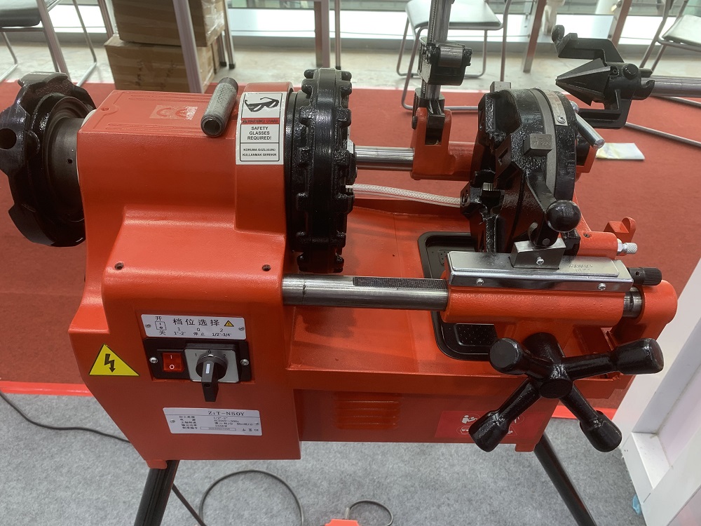 Permanent magnetic motor pipe threading machine