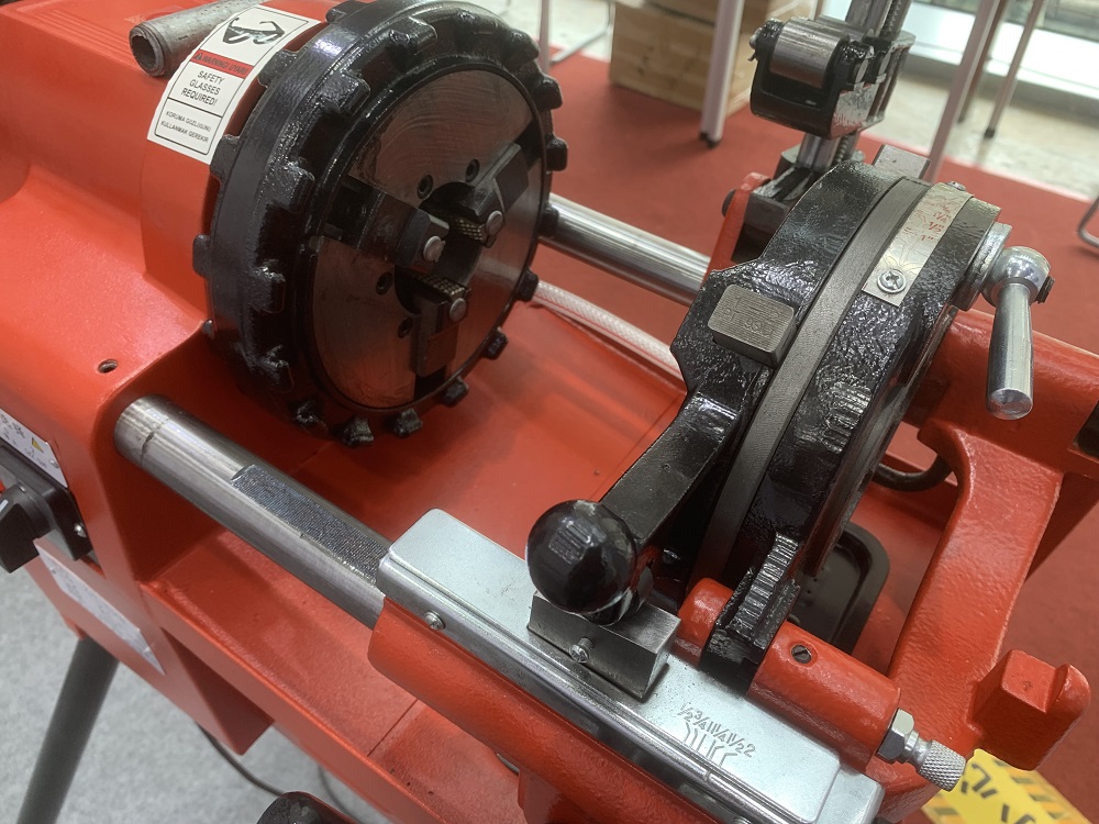 Permanent magnetic motor pipe threading machine