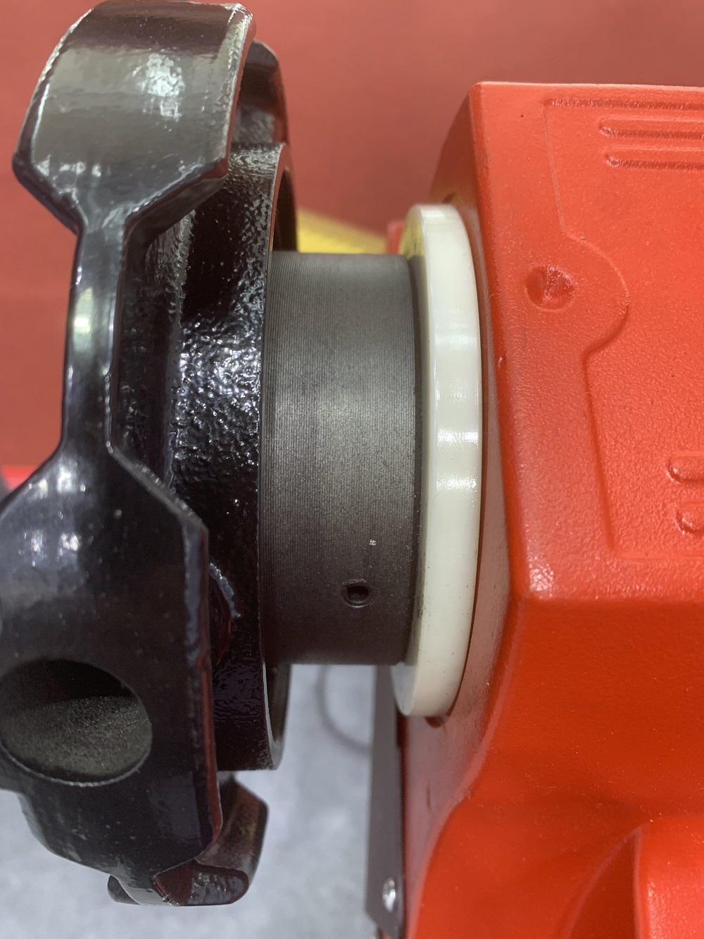 Permanent magnetic motor pipe threading machine